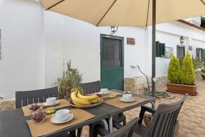 un tavolo in legno con banane su un patio di Casa Verdelho a Palmela
