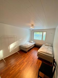 Cette chambre comprend 2 lits et une fenêtre. dans l'établissement Big Duplex, 15min to Turku or Naantali, à Turku