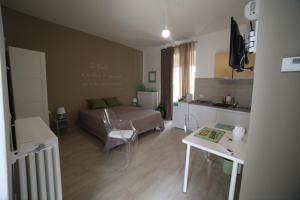 een kleine kamer met een bed en een keuken bij Appartamento con balcone in Ripacandida