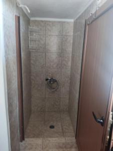 y baño con ducha y puerta de cristal. en KATKA Karavas, en Citera