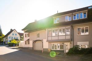 una casa con techo verde en una calle en Genusshotel Krone & Roadtrips bei Basel, en Inzlingen