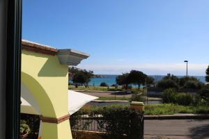 - une vue sur l'océan depuis un bâtiment dans l'établissement Villetta Il Faro sul Mare, à Àrbatax