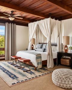 ein Schlafzimmer mit einem Himmelbett in der Unterkunft Hacienda AltaGracia, Auberge Resorts Collection in Santa Elena