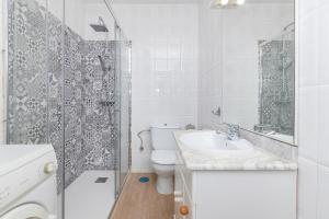 La salle de bains est pourvue de toilettes, d'un lavabo et d'une douche. dans l'établissement Marbella center Casals, à Marbella