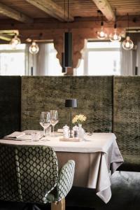 einen Tisch mit einem weißen Tischtuch und Weingläsern in der Unterkunft Vital Hotel Ortlerspitz in Sankt Valentin auf der Haide