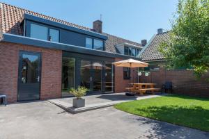 佩滕De Zuivelhandel的砖屋,设有庭院和遮阳伞