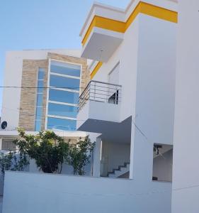 un edificio con una escalera delante de él en EVA'S HOME en Bizerte