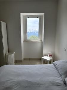Schlafzimmer mit einem Bett und einem Fenster in der Unterkunft Casita1906 in Rocchetta a Volturno