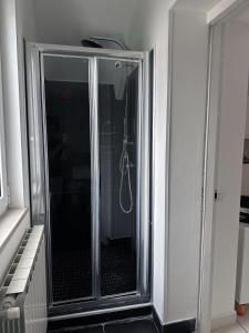 uma cabina de duche em vidro num quarto em Casita1906 em Rocchetta a Volturno