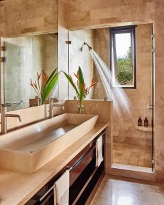 La salle de bains est pourvue d'un lavabo et d'une douche. dans l'établissement Hacienda AltaGracia, Auberge Resorts Collection, à Santa Elena