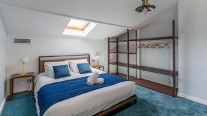 a bedroom with a bed with a teddy bear on it at Villa Hakuna Matata - 4 étoiles climatisée avec piscine in Saint-Médard-en-Jalles +17 photos