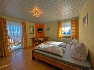 um quarto com uma cama num quarto com janelas em Kastanienhof em Bad Steben