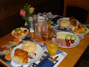 einen Tisch mit Speisen zum Frühstück und Getränken in der Unterkunft Tulip Inn Heerlen City Centre in Heerlen