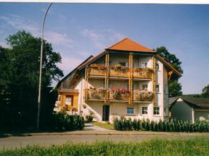 uma casa com varandas ao lado em Kastanienhof em Bad Steben