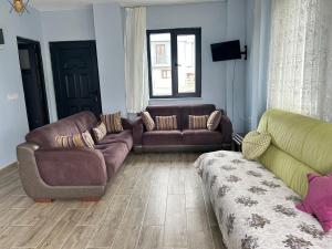 - un salon avec deux canapés et un canapé dans l'établissement Enez’de Müstakil Villa, à Enez