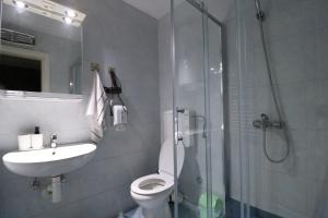 une salle de bain avec une douche, des toilettes et un lavabo dans l'établissement Flat 23, à Belgrade