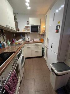 Una cocina o zona de cocina en Bonito apartamento con vista al mar