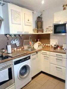 Una cocina o zona de cocina en Bonito apartamento con vista al mar