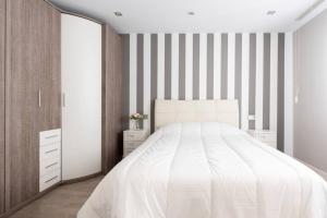 Llit o llits en una habitació de MyHouseSpain - Espacioso piso con parking