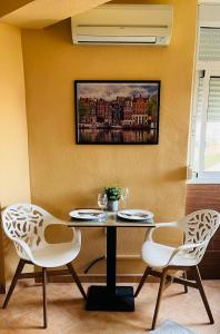 - une salle à manger avec une table et deux chaises dans l'établissement Stay Inn Torre del Mar, à Torre del Mar
