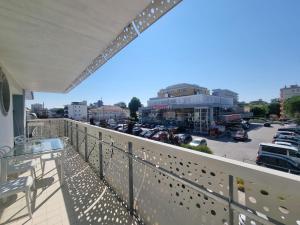 un balcón con vistas a un aparcamiento en Appart-Hotel Holiday, en Lignano Sabbiadoro