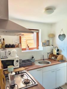 Hajnal Apartman Szigetvár的厨房或小厨房
