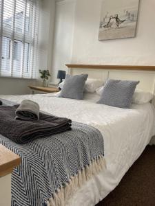 a bedroom with a bed with a blanket on it at Triple Deck Cottage - 2mins from Mevagissey Harbour in Mevagissey