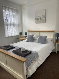 a bedroom with a large bed and a window at Triple Deck Cottage - 2mins from Mevagissey Harbour in Mevagissey