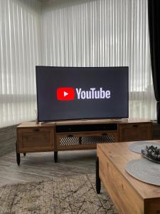 TV a/nebo společenská místnost v ubytování Fenix loft