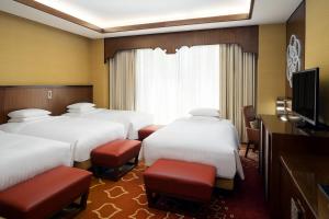 Cette chambre comprend 4 lits et une télévision à écran plat. dans l'établissement Jabal Omar Marriott Hotel Makkah, à La Mecque
