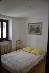 - une chambre dotée d'un lit avec une photo sur le mur dans l'établissement Casa tipica a Meride Al Punt da Gian, à Meride