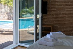 A view of the pool at Green Villa Aegina or nearby