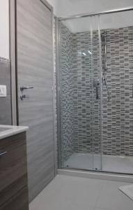 y baño con ducha y puerta de cristal. en GEMMA DEI 2 MARI, en Cinquefrondi
