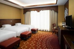 メッカにあるJabal Omar Marriott Hotel Makkahのベッド2台、薄型テレビが備わるホテルルームです。