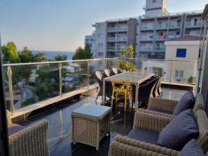 een balkon met stoelen en een tafel in een gebouw bij The View Beach Penthouse in Limassol