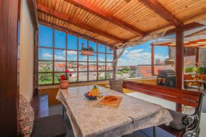 un tavolo con una ciotola di frutta in cima a un balcone di Dusica apartments a Tribunj (Trebocconi)