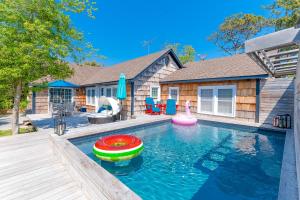 Una casa con una piscina con un juguete. en 15 Seneca, en Ocean Bay Park