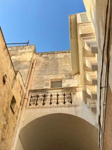 an overhead view of a building with an archway at Via Caputo 51 in Grottaglie +22 photos