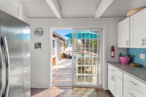 una cocina con una puerta que conduce a una terraza en 15 Seneca, en Ocean Bay Park