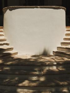 un groupe d'escaliers à côté d'un mur blanc dans l'établissement Quomorari, à Barletta