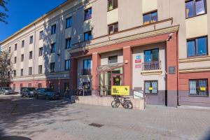 una bicicleta estacionada frente a un edificio en Dizzy Daisy Hostel, en Wroclaw