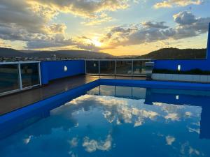 una piscina en la azotea de un edificio con el cielo en Atrium Express Hotels en Parauapebas