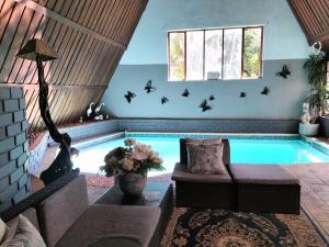 een zwembad in een huis met vleermuizen aan de muur bij ADS Overnight Accommodation in Richards Bay