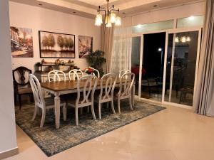 uma sala de jantar com uma mesa de madeira e cadeiras em شاليه La veranda em Durat Alarous