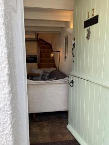 een slaapkamer met een bed in een kamer bij The Little Lighthouse - 2 minutes from the beach in Pentewan