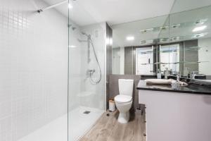 een badkamer met een douche, een toilet en een wastafel bij Apartamento Saint Louis I in Marbella