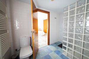 A bathroom at Piscina de sal Barbacoa Wifi, Parking Gratis, 3 min PGA Casa El Roble