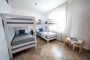 A bed or beds in a room at Piscina de sal Barbacoa Wifi, Parking Gratis, 3 min PGA Casa El Roble