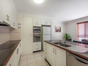Kuchyň nebo kuchyňský kout v ubytování Annand Mews Apartments