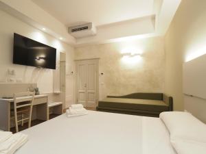 ein Hotelzimmer mit einem Bett, einem Schreibtisch und einem Waschbecken in der Unterkunft Relais Dogana Rooms in Moniga